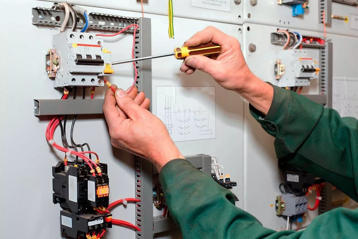 Welche Geräte sind bei der Prüfung elektrischer Anlagen erforderlich?